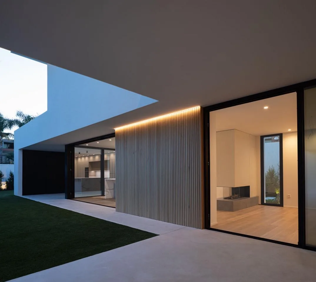 Porche de una vivienda unifamiliar construida por Vic F. Group