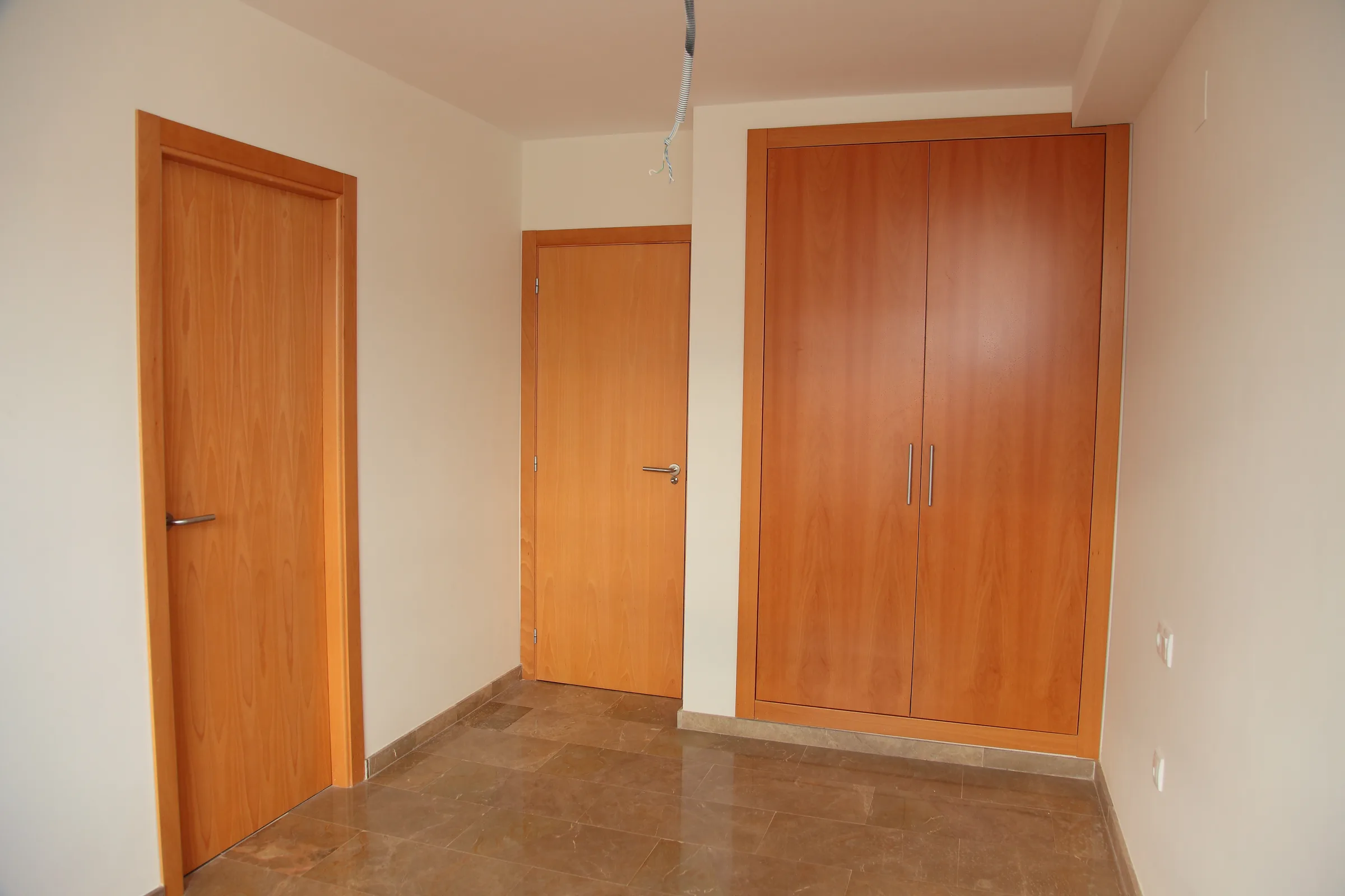 Distribuidor con carpintería de madera