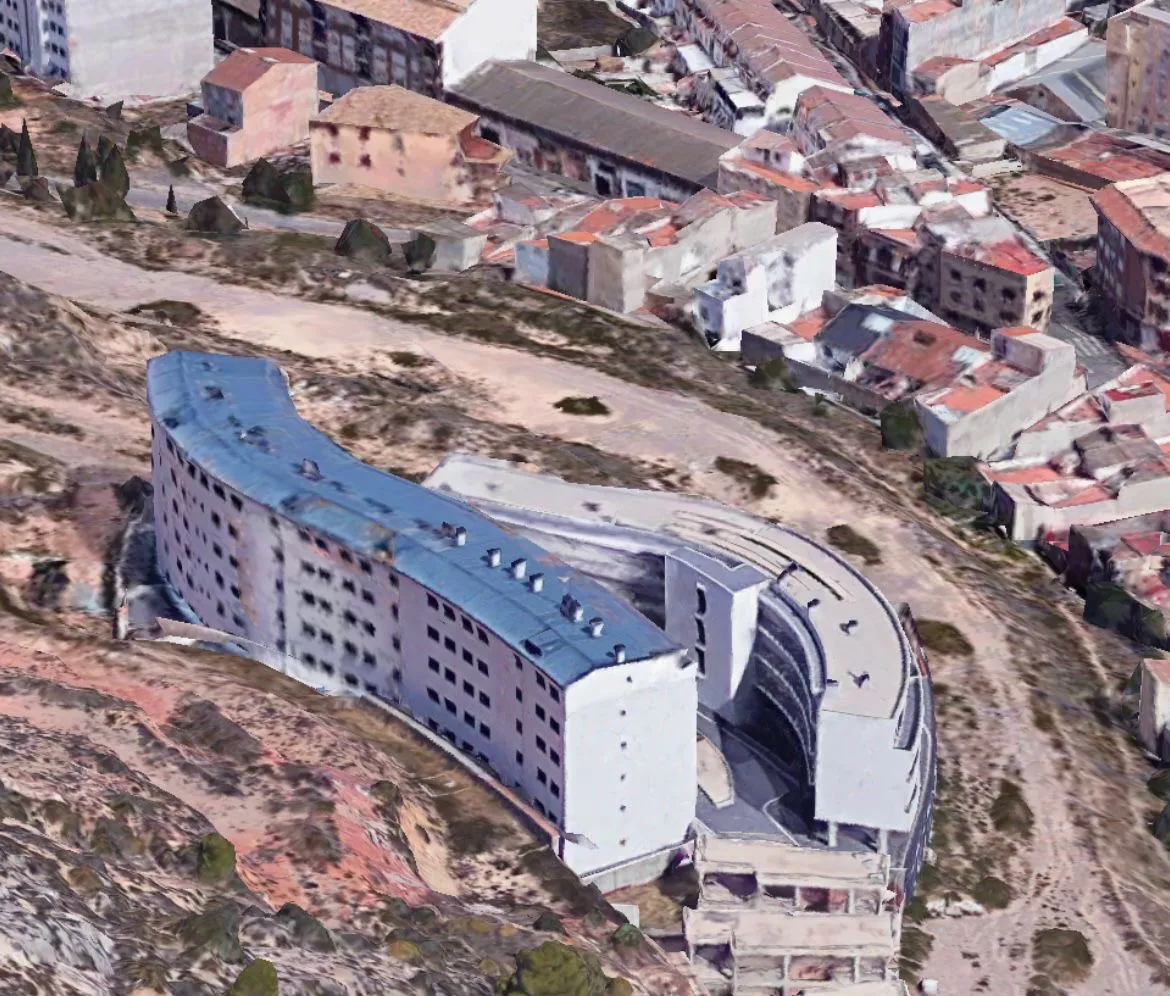 El edificio sobre el núcleo urbano