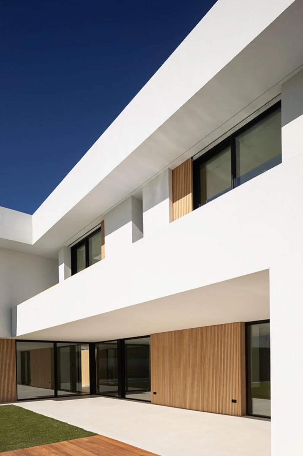 Detalle de la fachada con lamas de madera