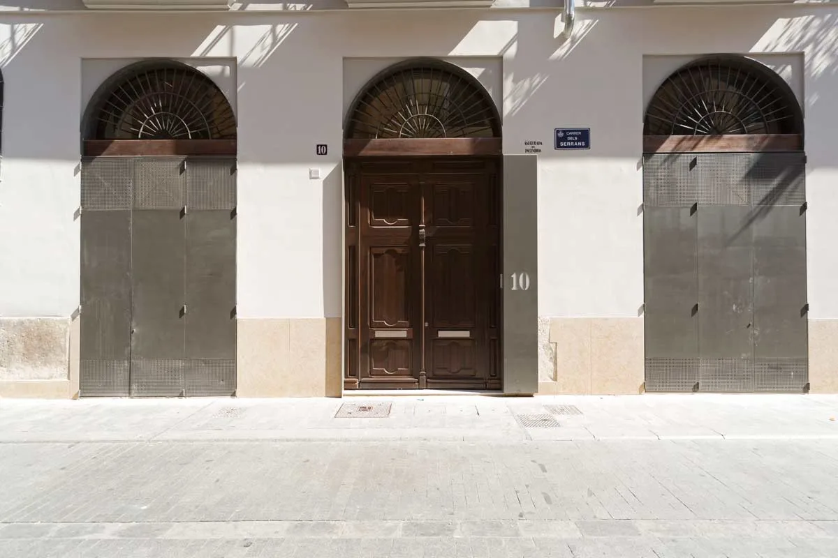 Los tres arcos de la planta baja, con la puerta de entrada en el centro