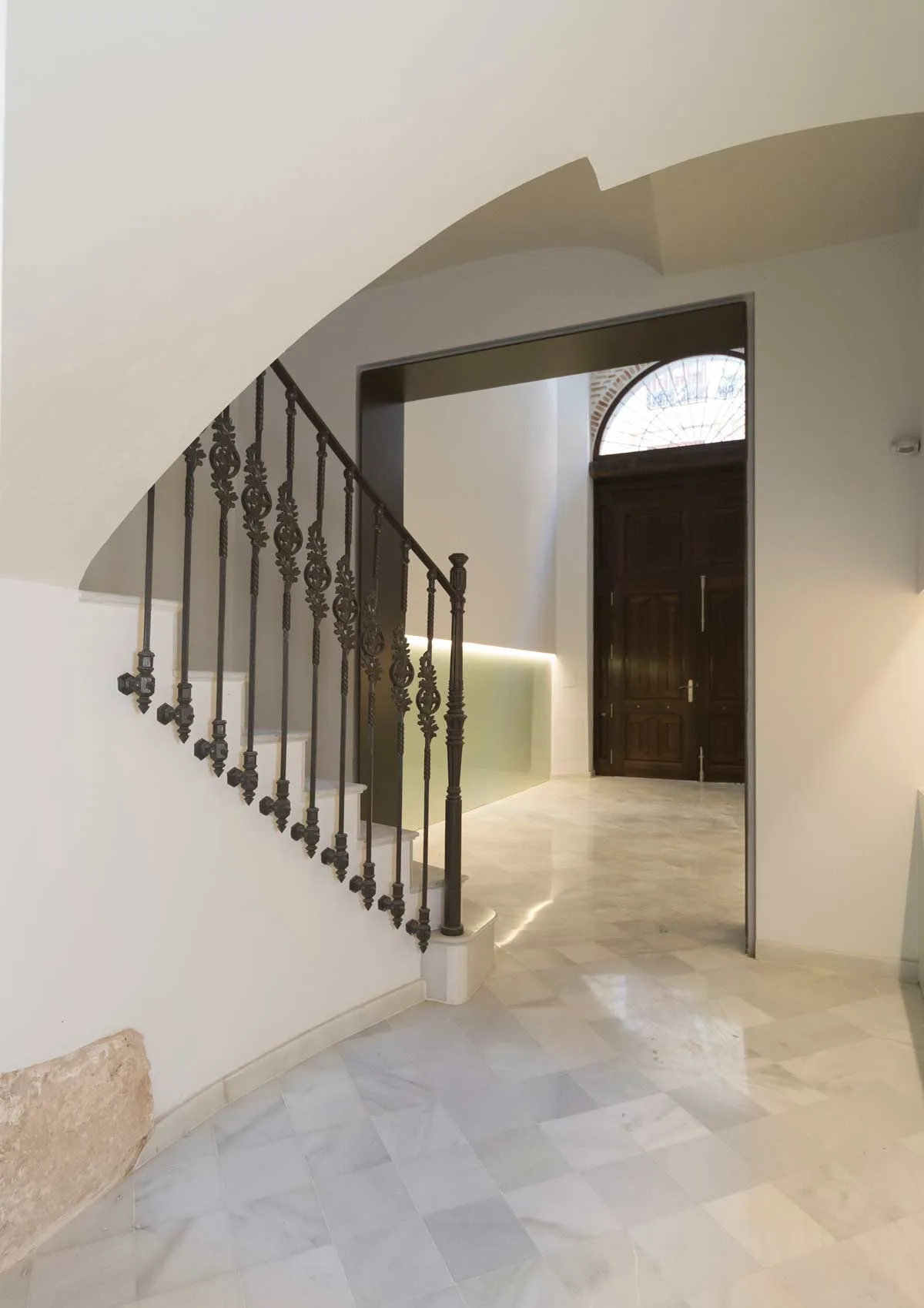 Escalera de mármol macael con la barandilla de barrotes de la época