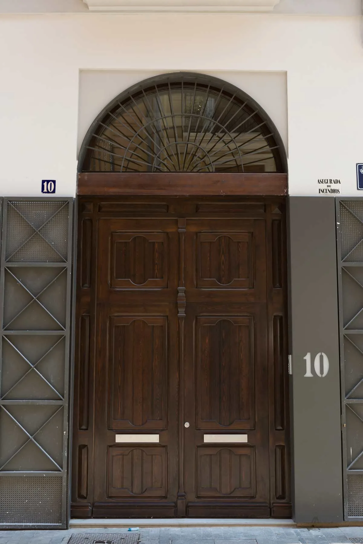Puerta de entrada de madera maciza bajo el arco de medio punto