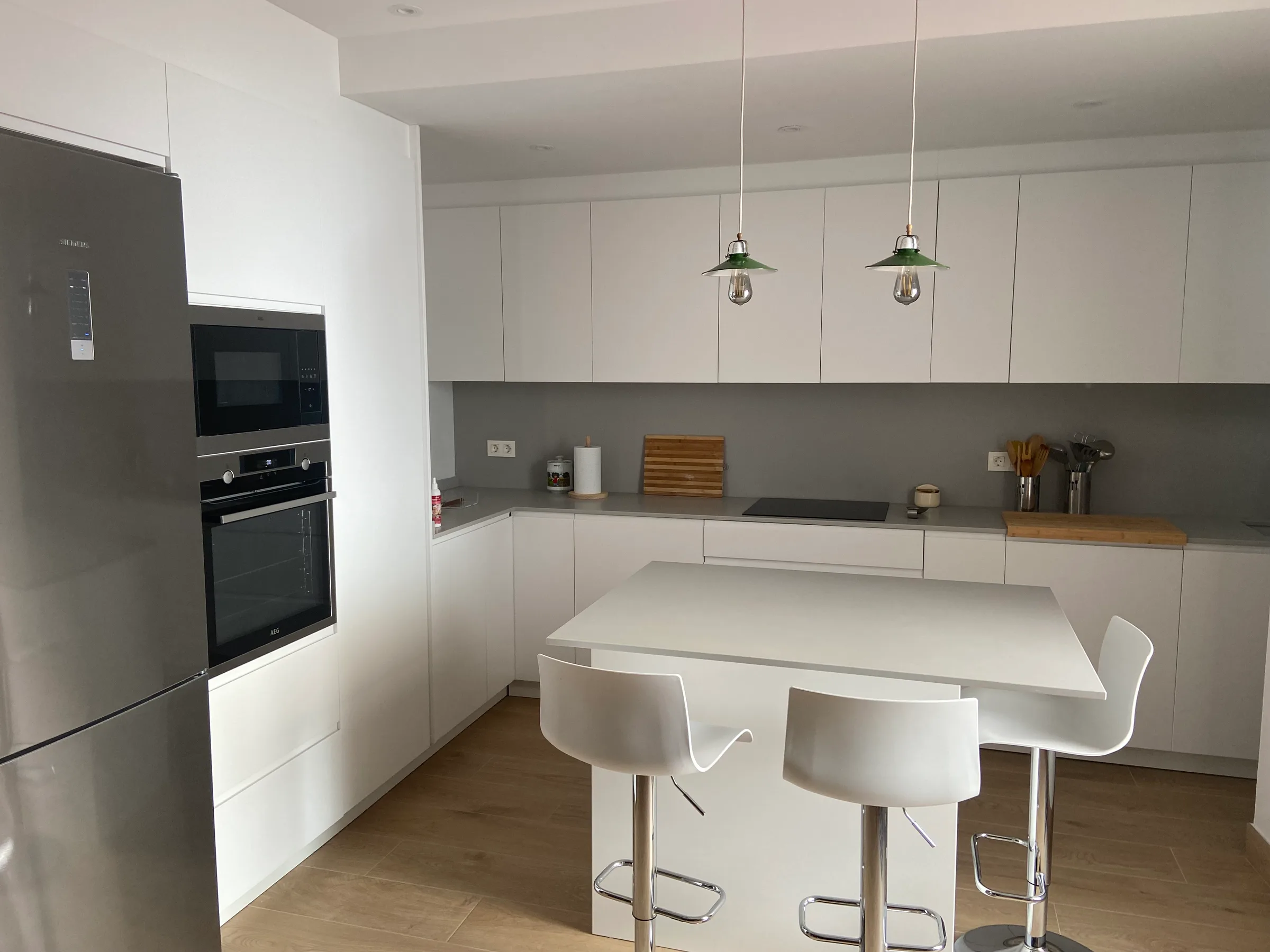 Cocina nueva con isla y barra de desayunos