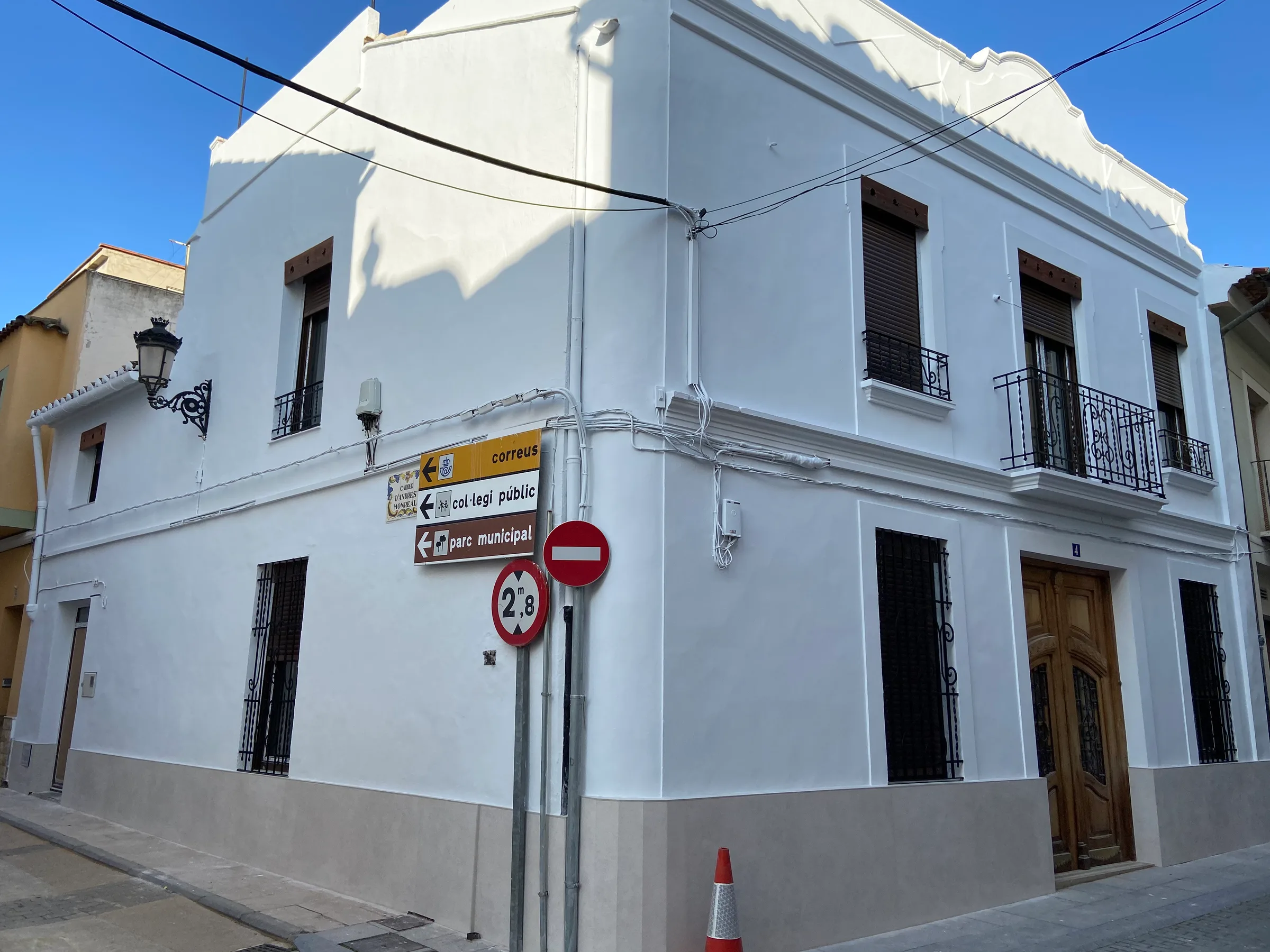 Fachada de la casa de pueblo reformada en Algar