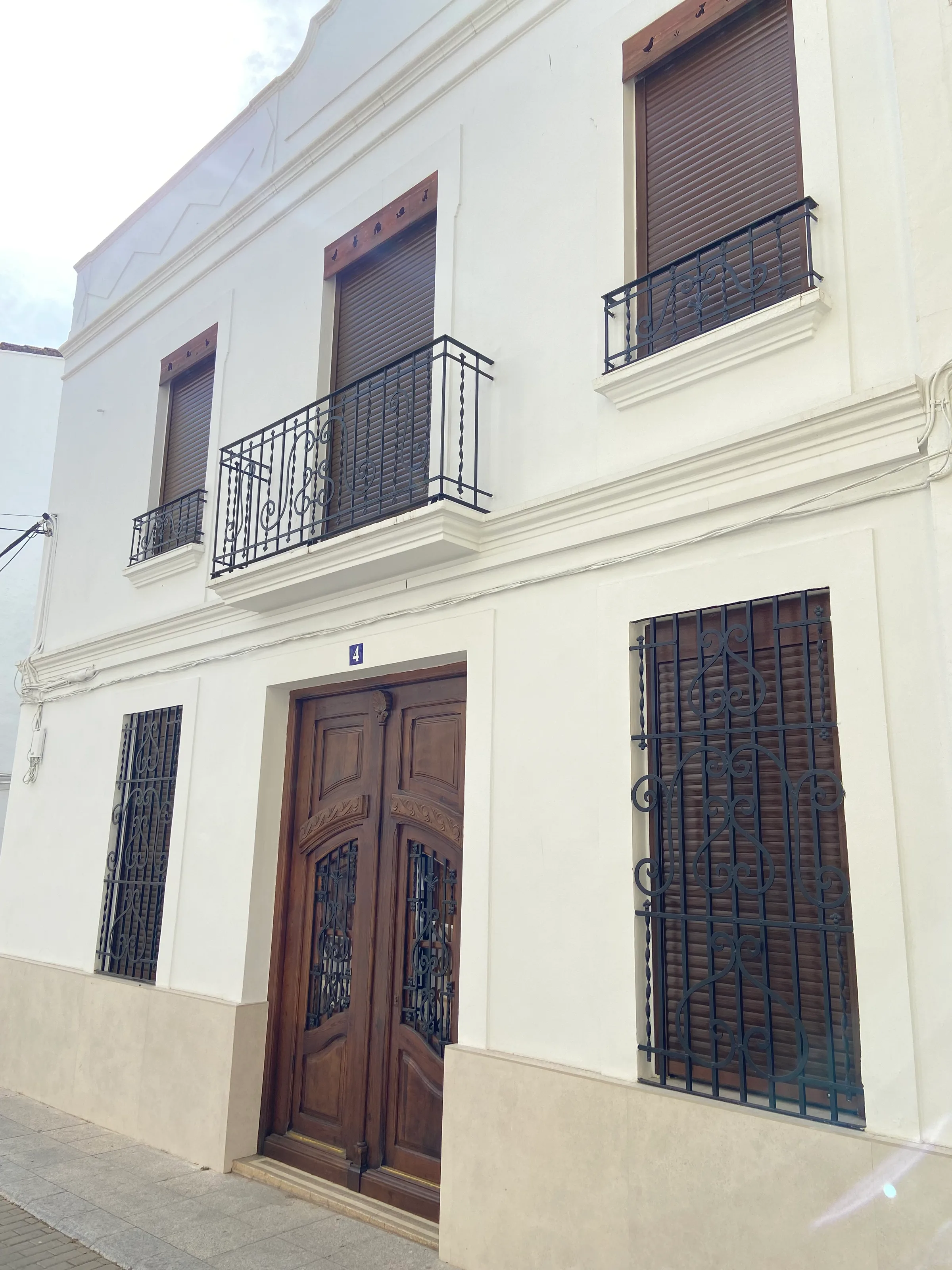 Fachada rehabilitada con la carpintería y la rejería originales