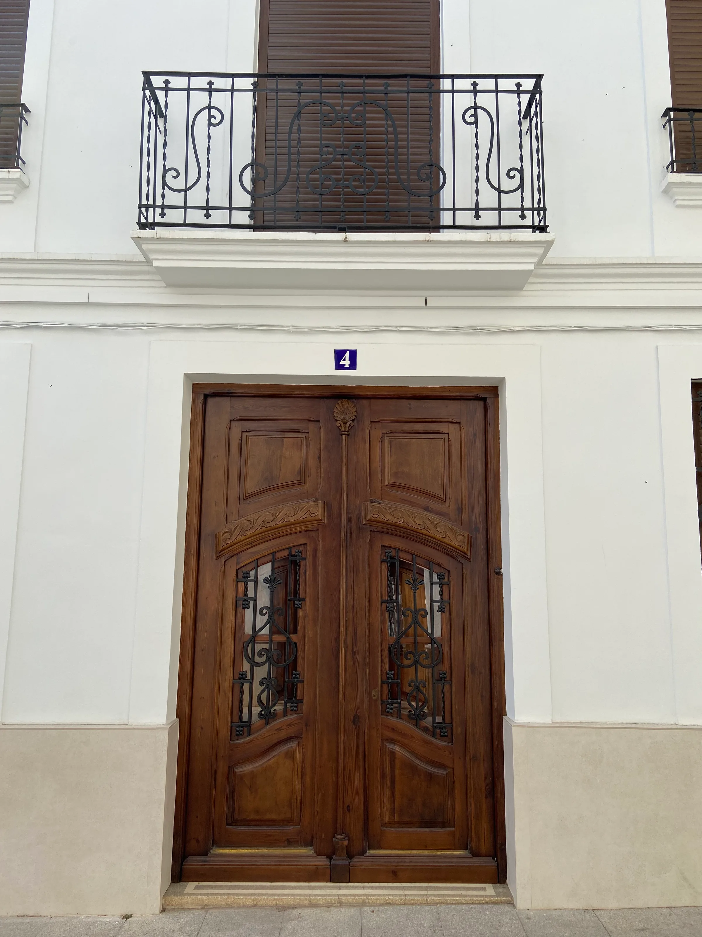 Puerta original de madera conservada en la reforma