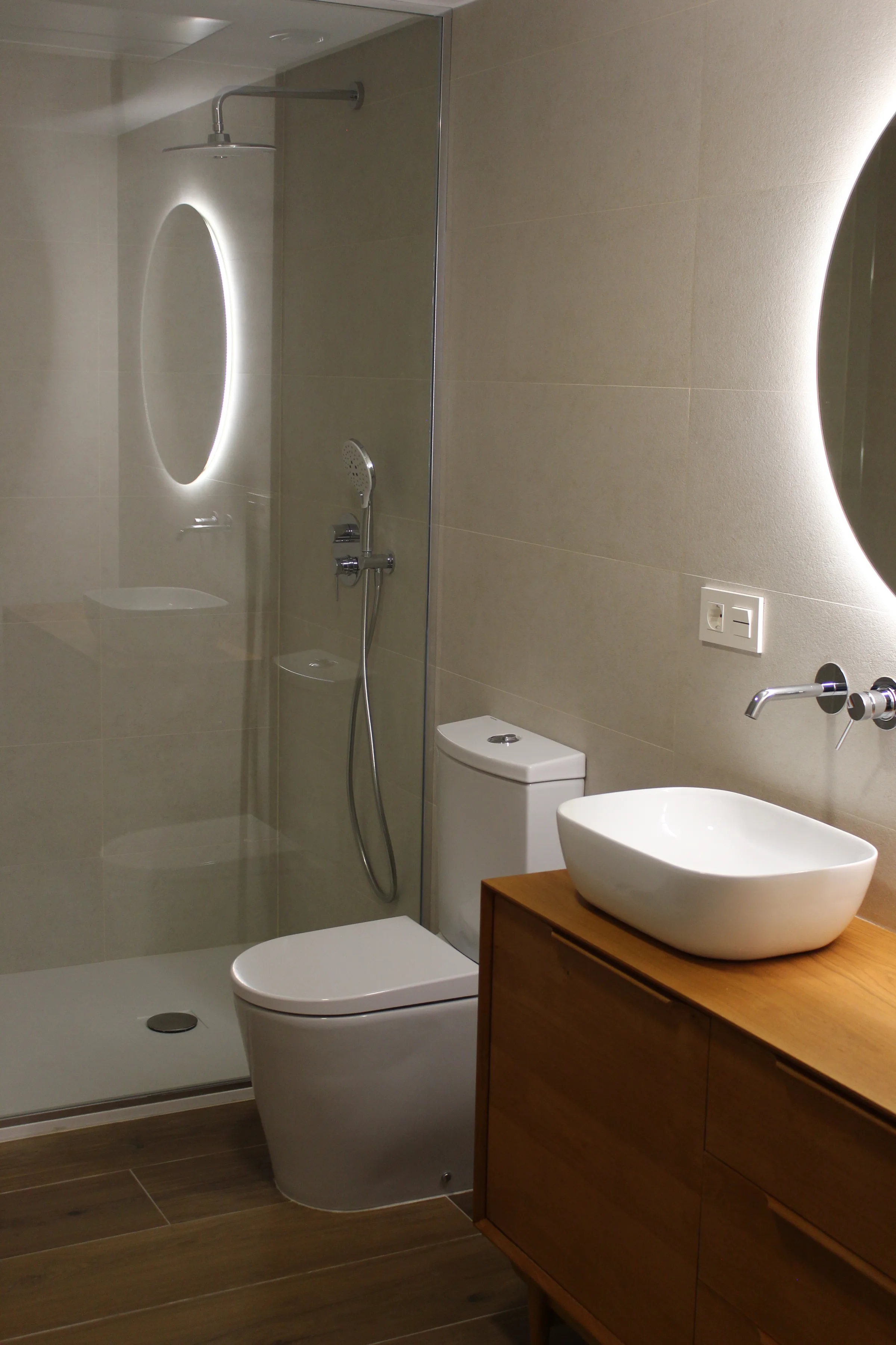 Baño con ducha de obra y mueble de madera