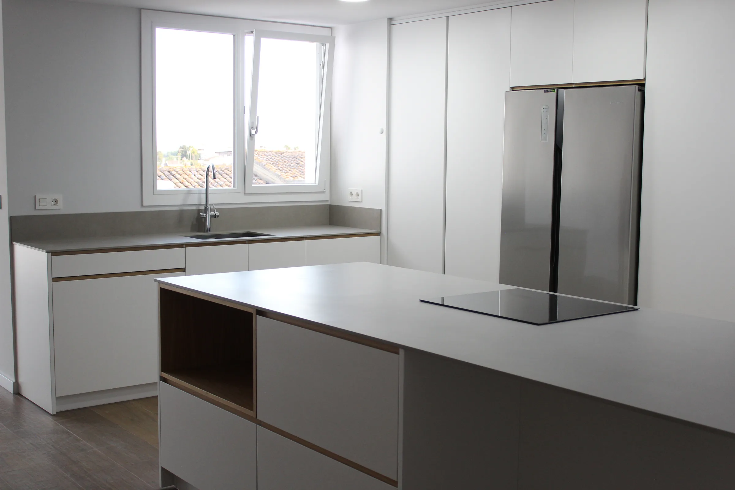 Cocina con isla central y encimera continua
