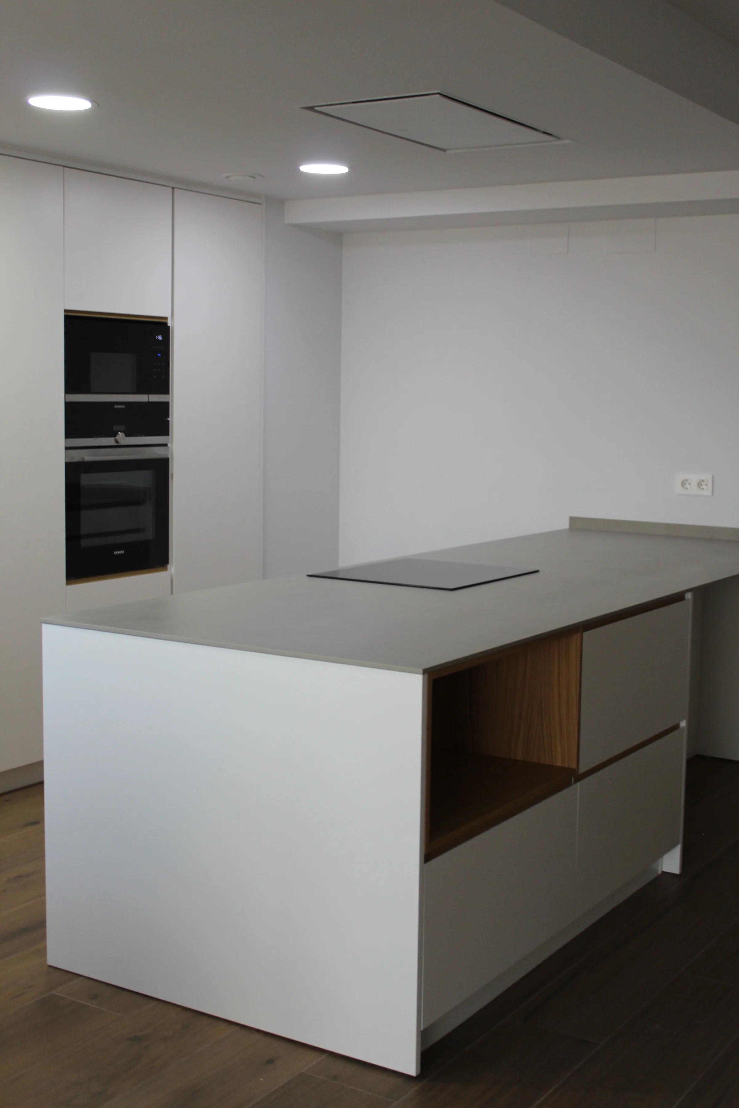 Isla de cocina con hornos integrados