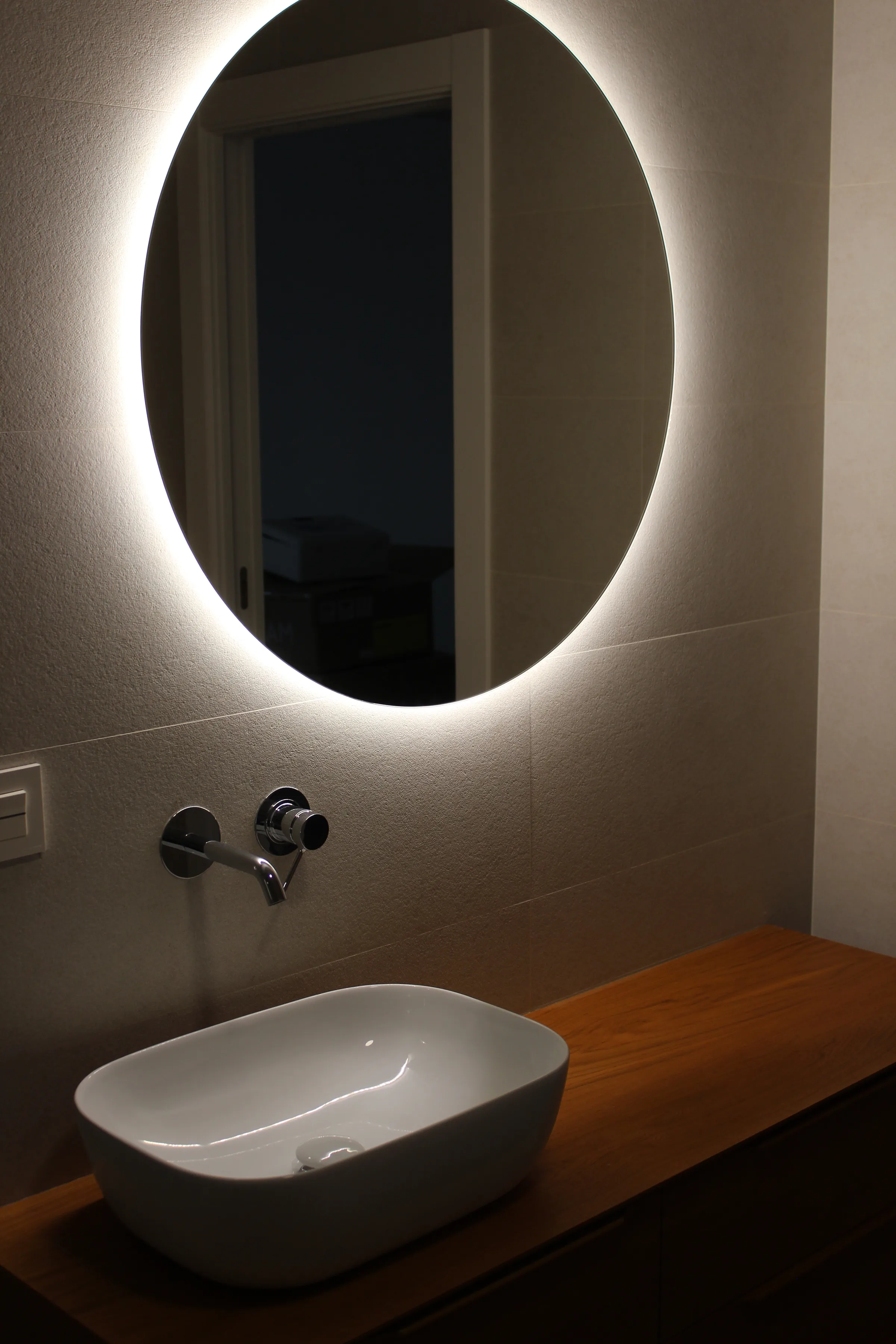 Lavabo con espejo ovalado retroiluminado