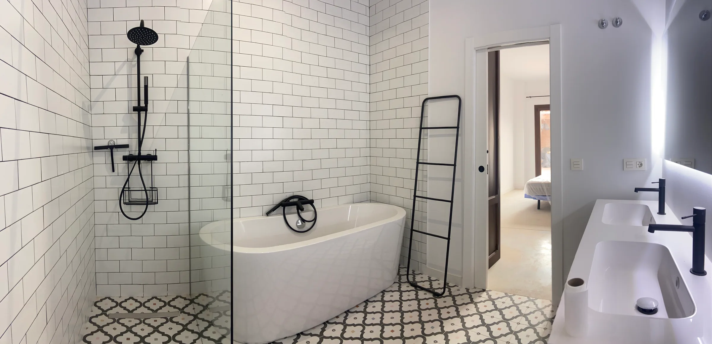 Baño con bañera exenta y alicatado artesanal