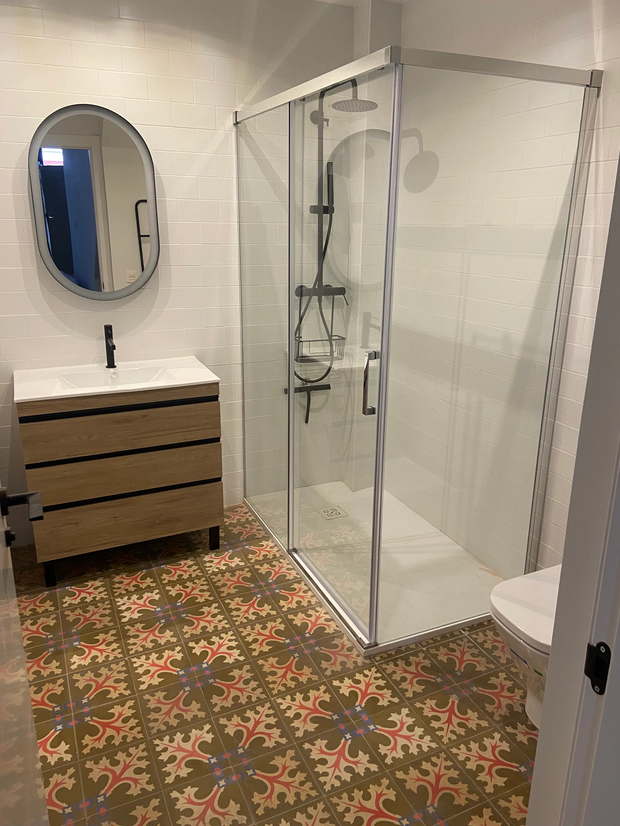 Baño con suelo de mosaico hidráulico