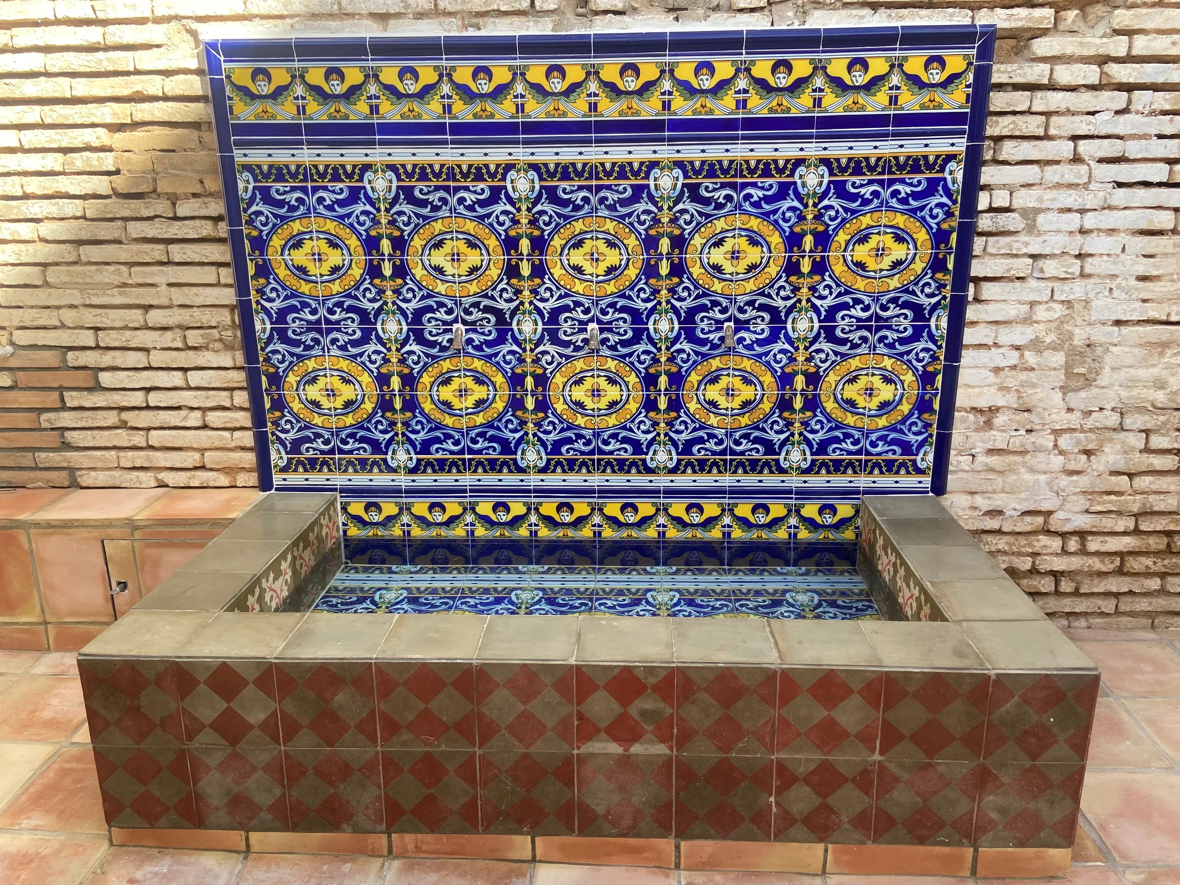 Fuente original revestida con mosaico valenciano en el patio