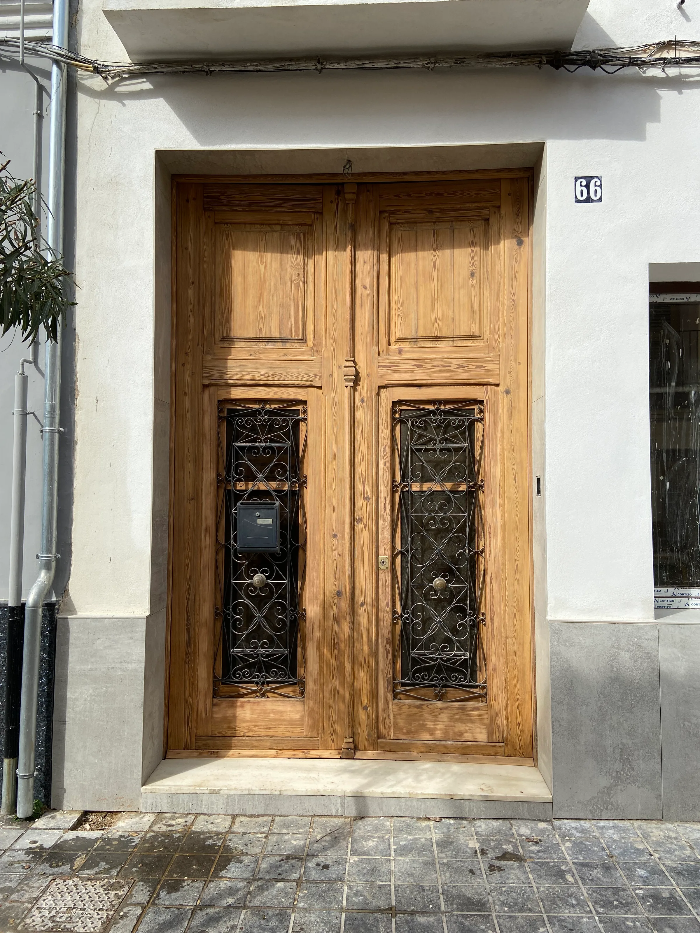 Puerta original de madera en la fachada