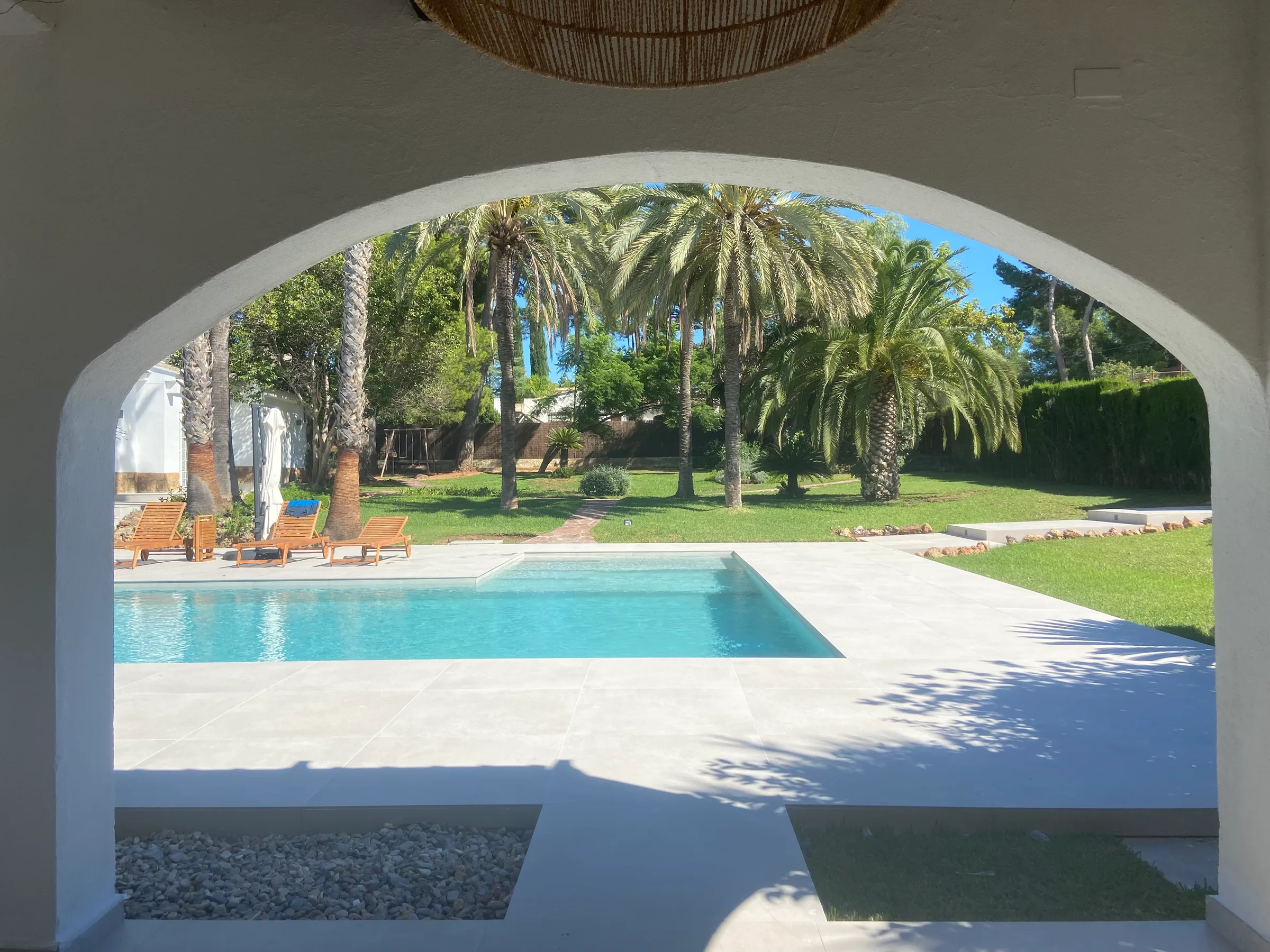 La piscina vista desde el arco del porche