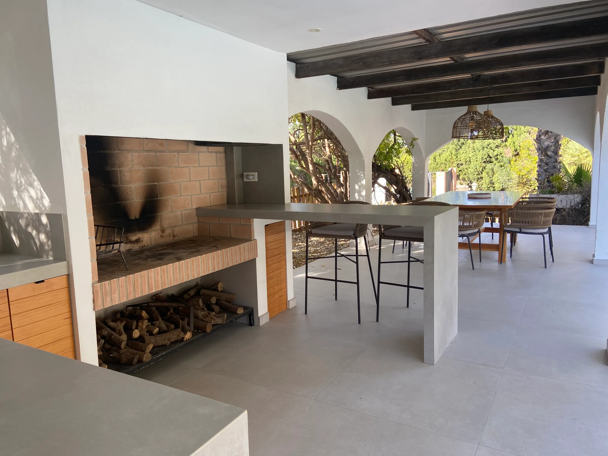 Terraza-comedor junto al paellero