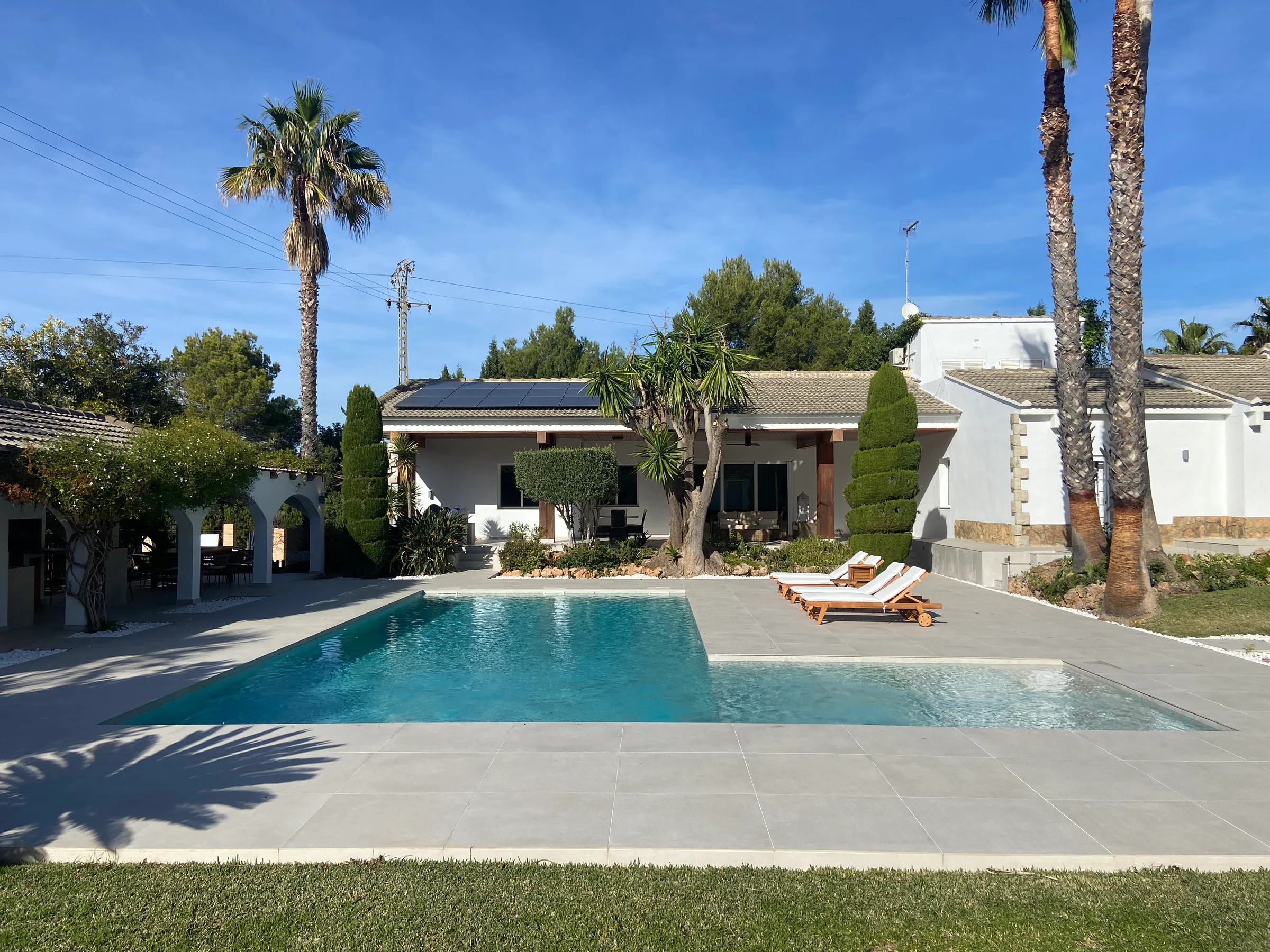 Zona de piscina y terrazas reformadas en La Conarda