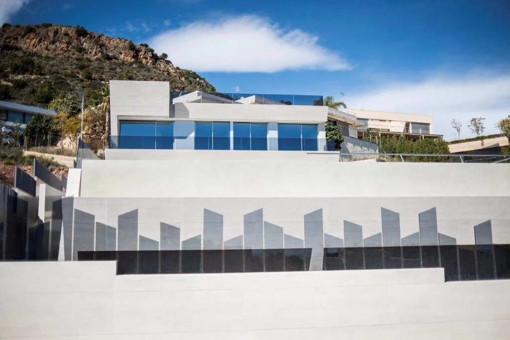 Muro de cerramiento con celosía de piezas cerámicas