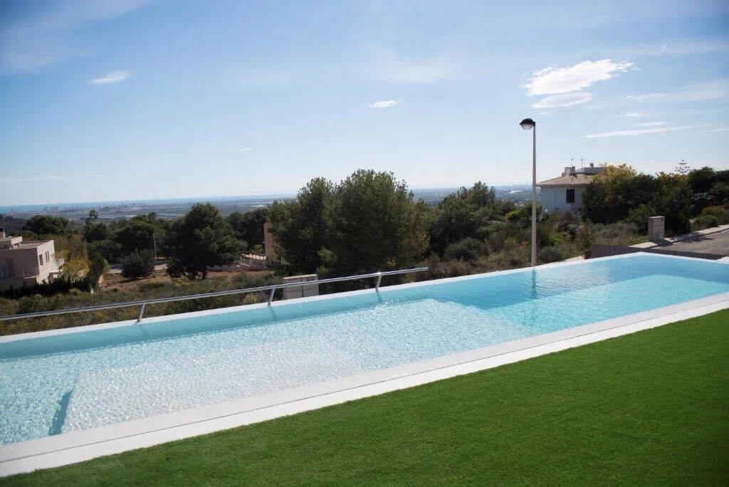 Piscina de borde infinito con vistas al mar