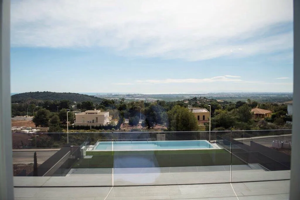 La piscina y las vistas al valle desde la vivienda