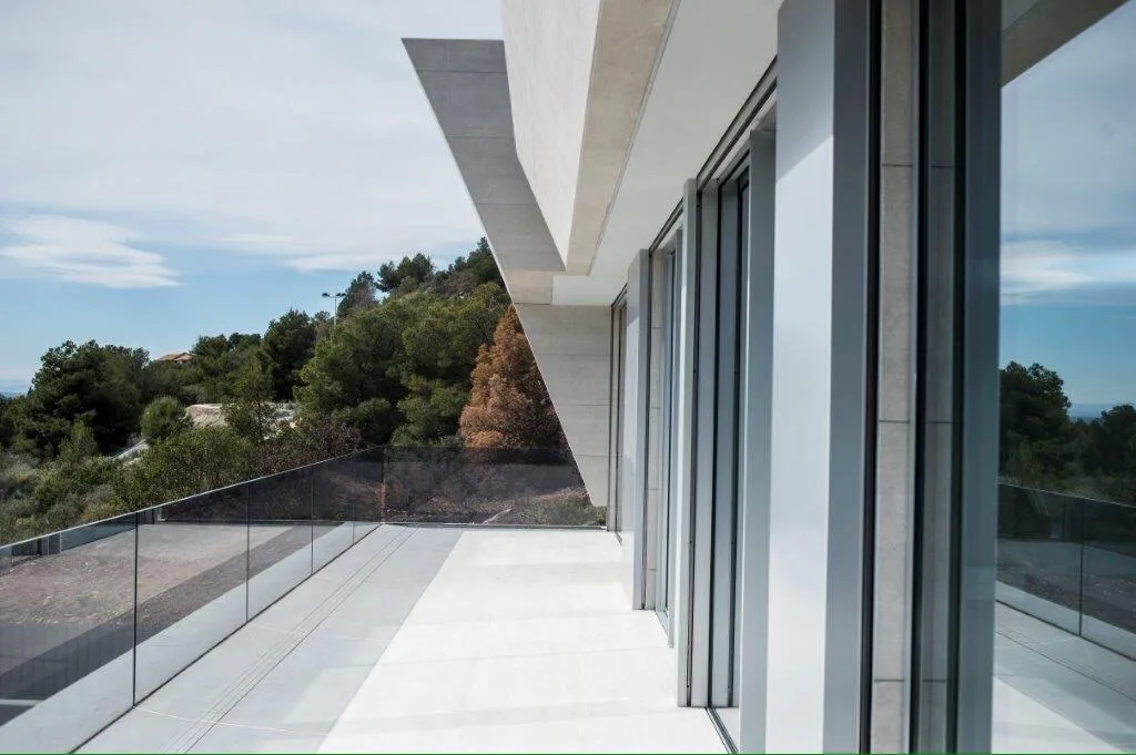 Terraza volada junto al salón