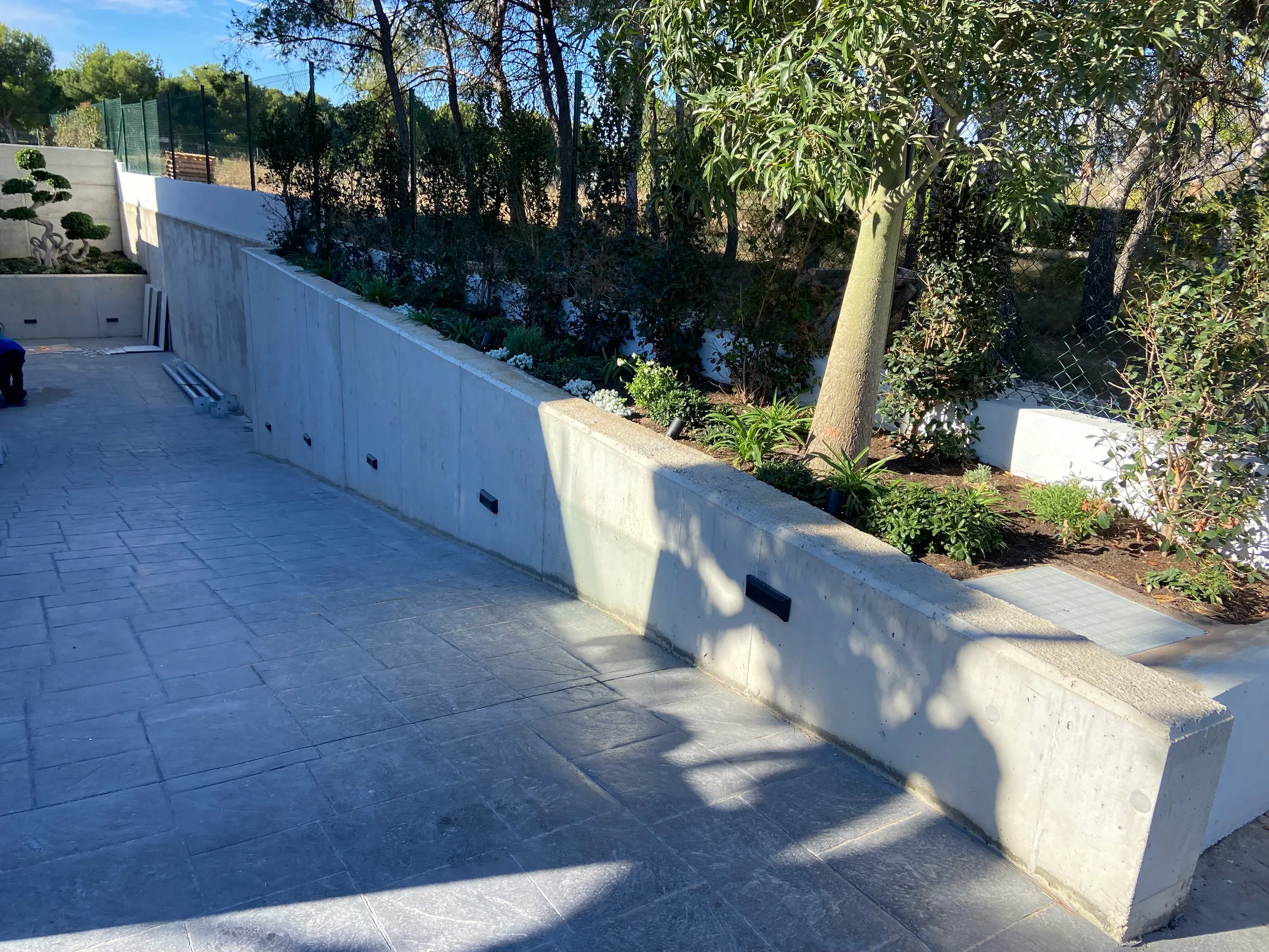 Muro de jardineras integradas junto al acceso