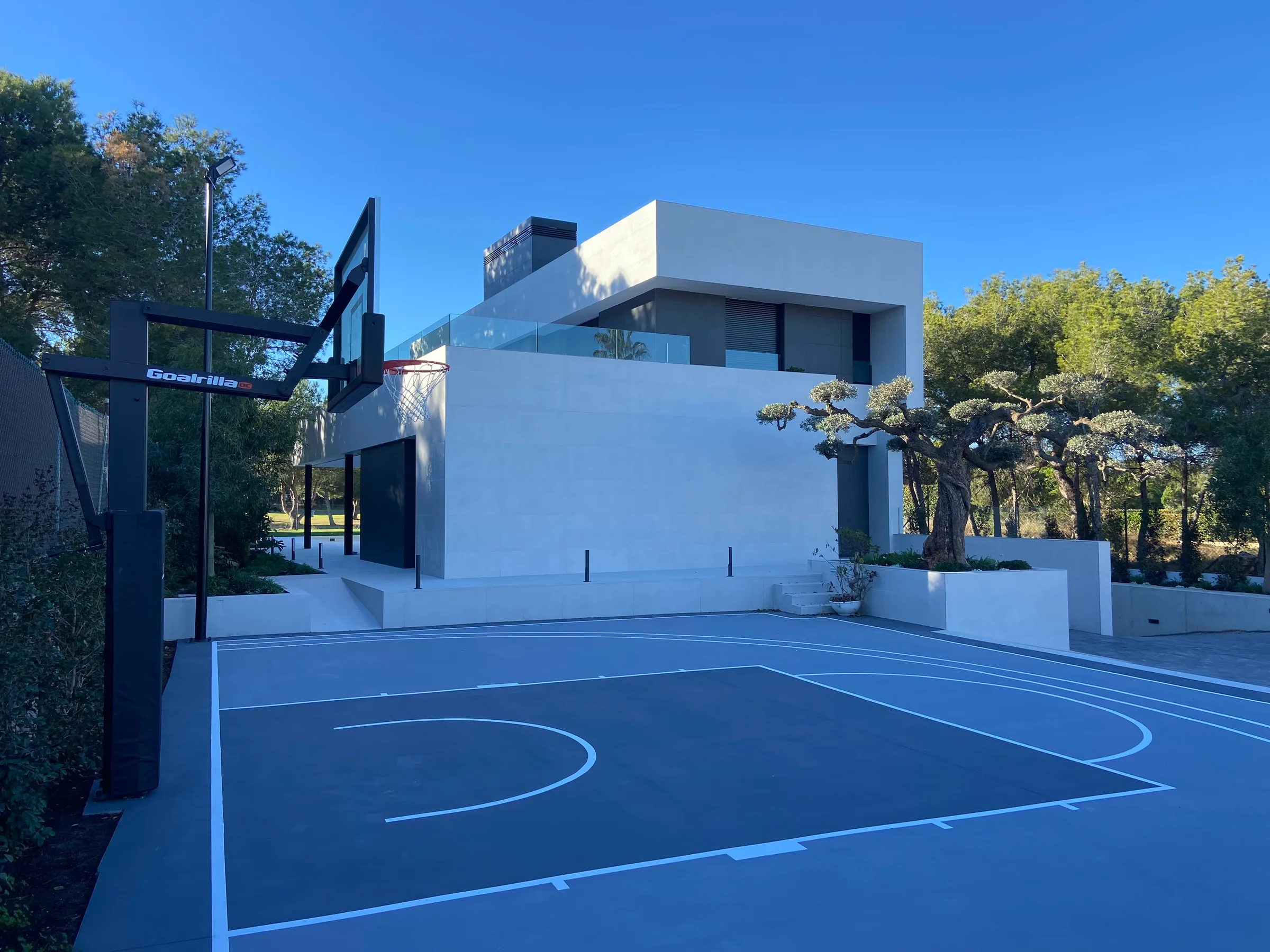 Vivienda unifamiliar Oroneta 76 vista desde la cancha de baloncesto