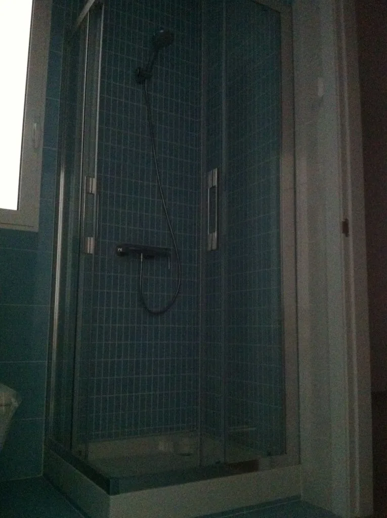 Ducha con mampara de cristal y alicatado de gresite
