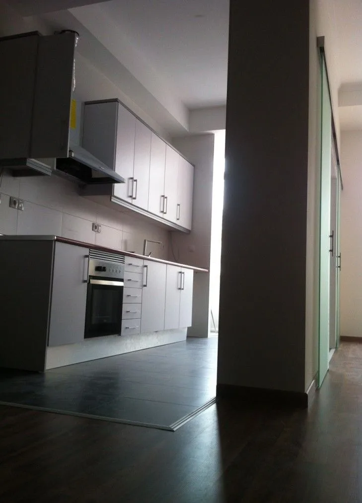 La cocina vista desde el pasillo, con la corredera acristalada al fondo