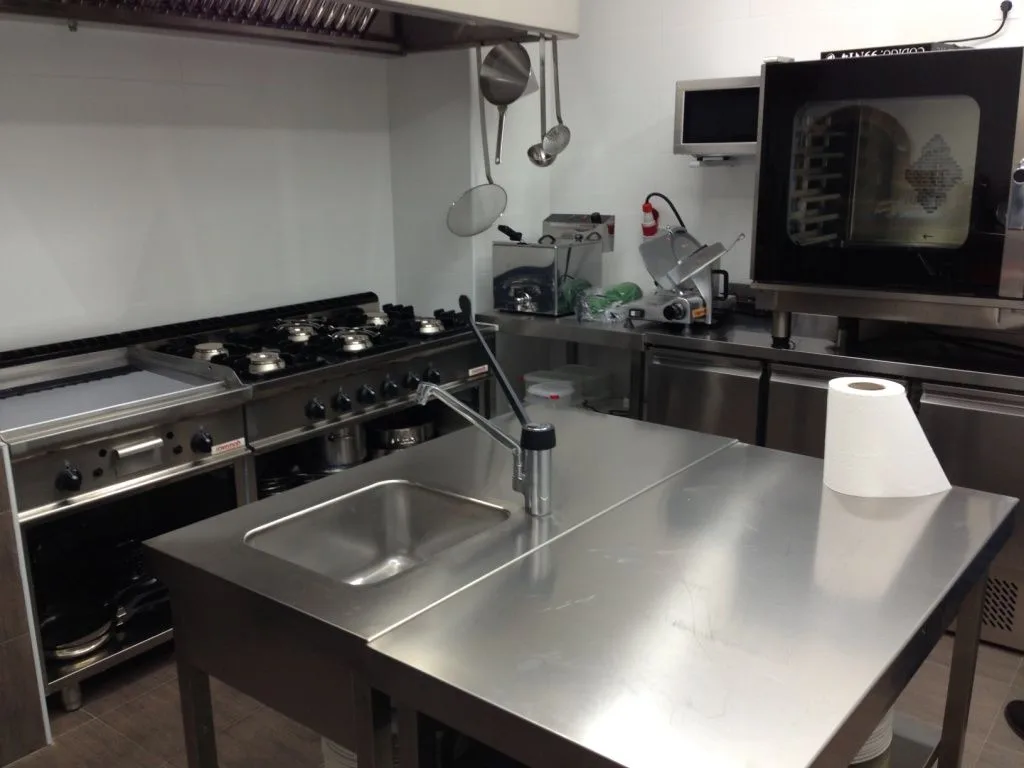Cocina con los fuegos, la plancha y el horno de convección