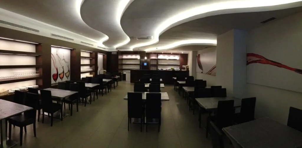 Comedor hacia la barra, con el falso techo de molduras iluminado con led
