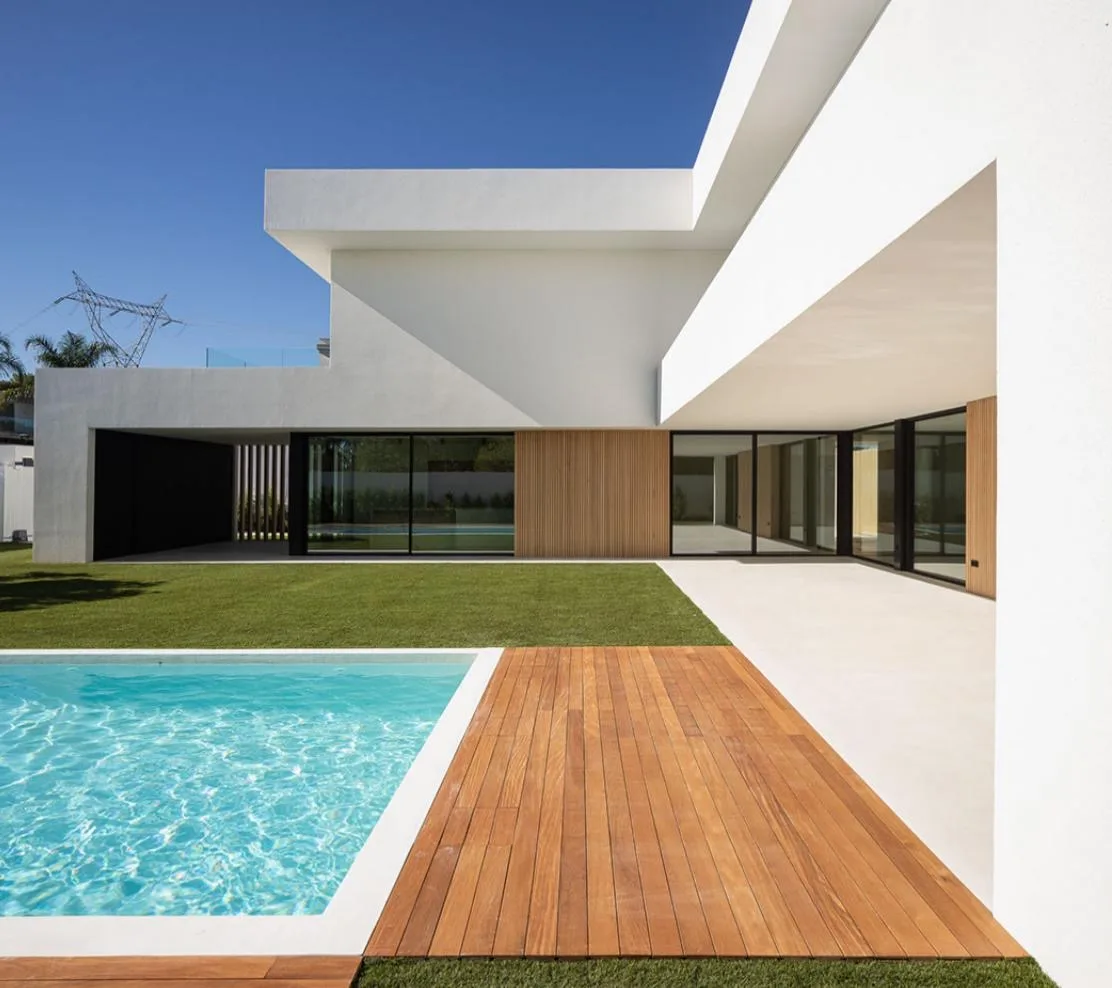 Vivienda unifamiliar de líneas rectas con piscina y tarima de madera